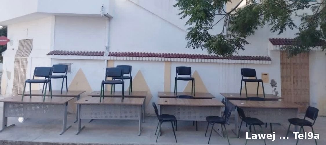 8 bureaux avec 12 chaises
