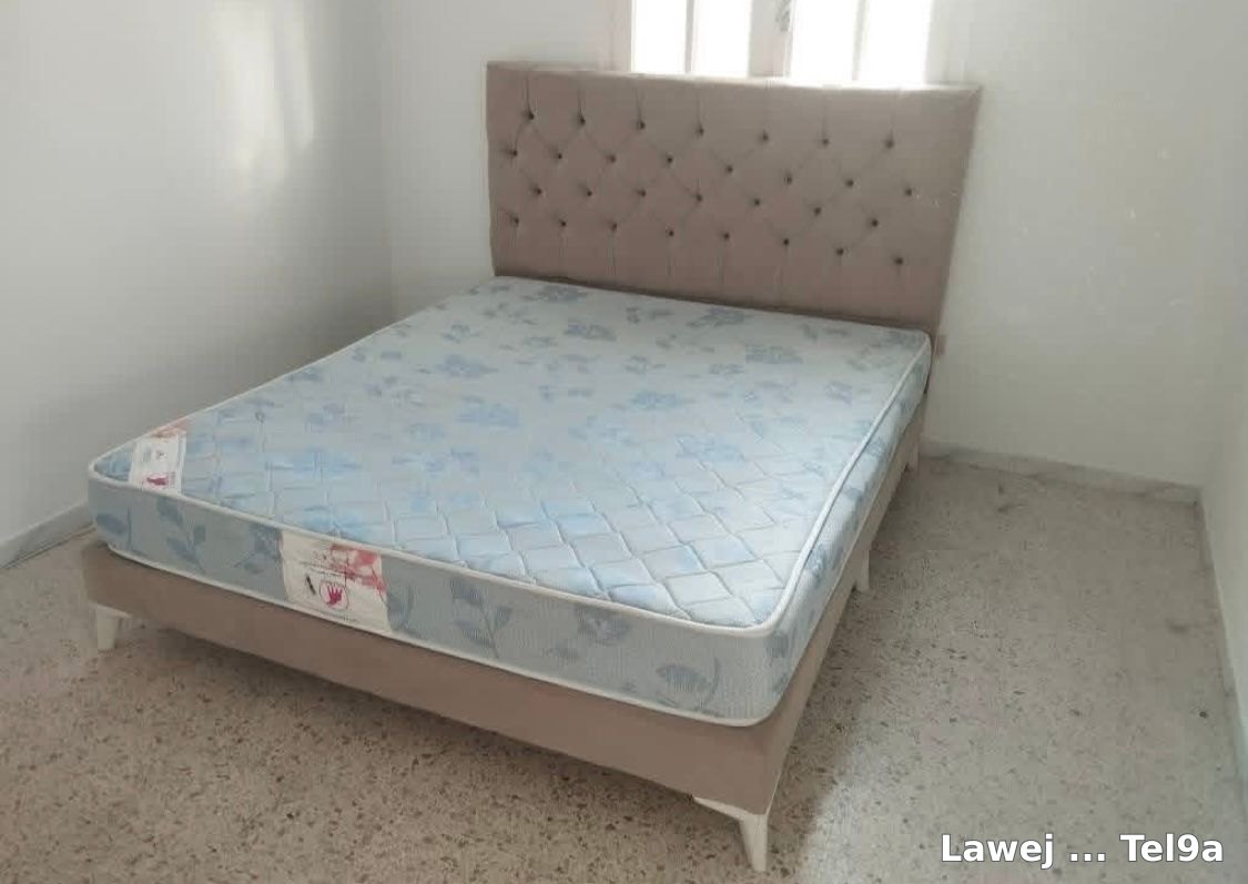 Lit à double places avec matelas