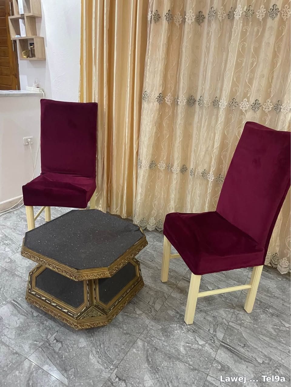 Deux chaises avec table